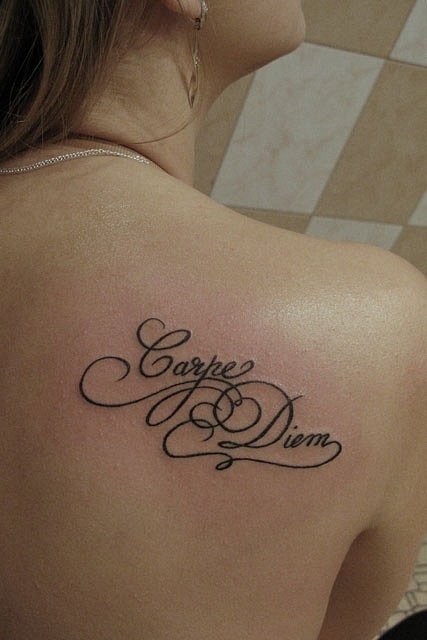 Frase: Carpe Diem - Tatuajes para Mujeres