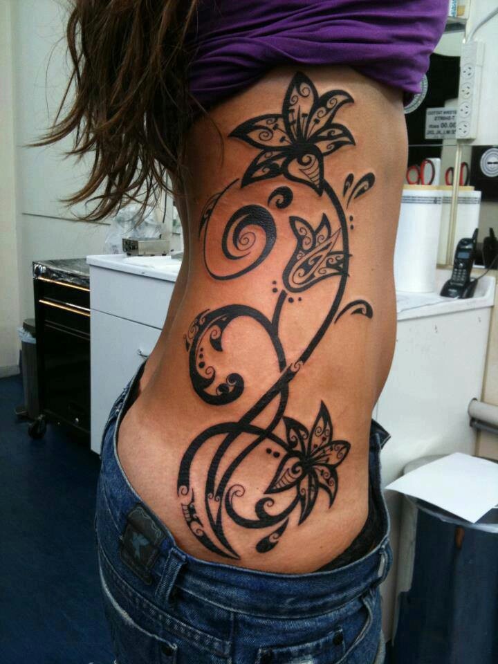 tatuaje-flores-hojas-tribal-tatuajes-para-mujeres