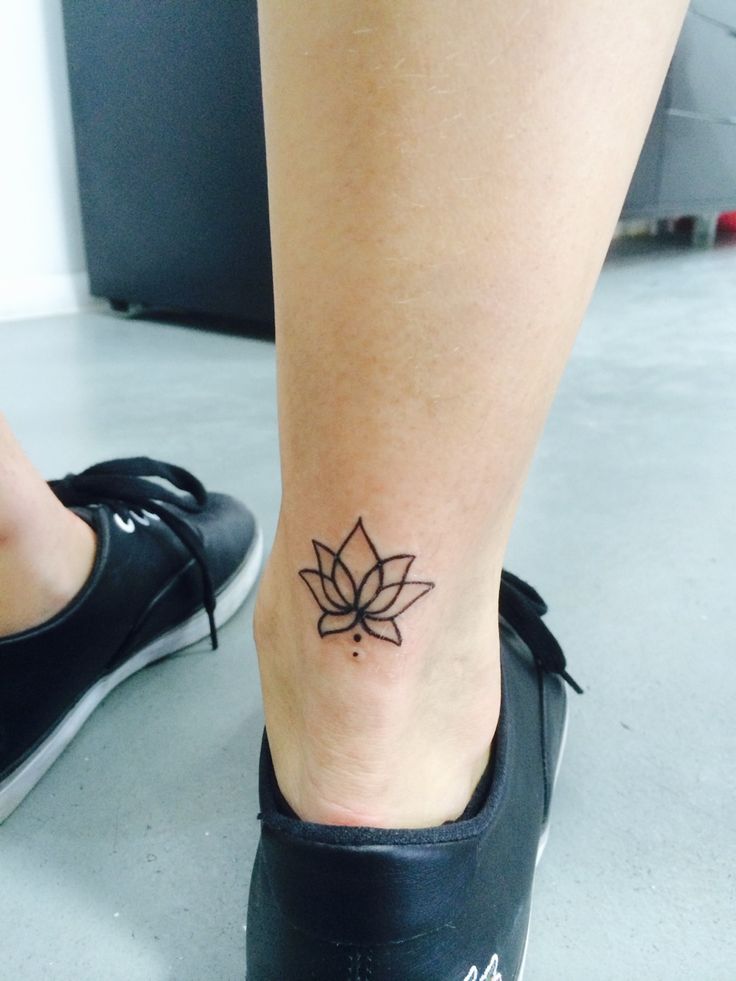 Flor de Loto lineal - Tatuajes para Mujeres