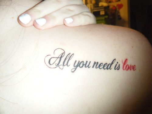 Frase: All you need is love - Tatuajes para Mujeres