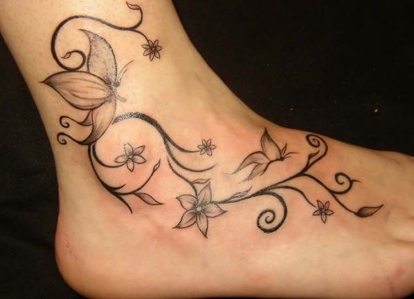 tatuajes de flores y mariposas en los pies