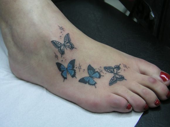 tatuajes de flores y mariposas en los pies