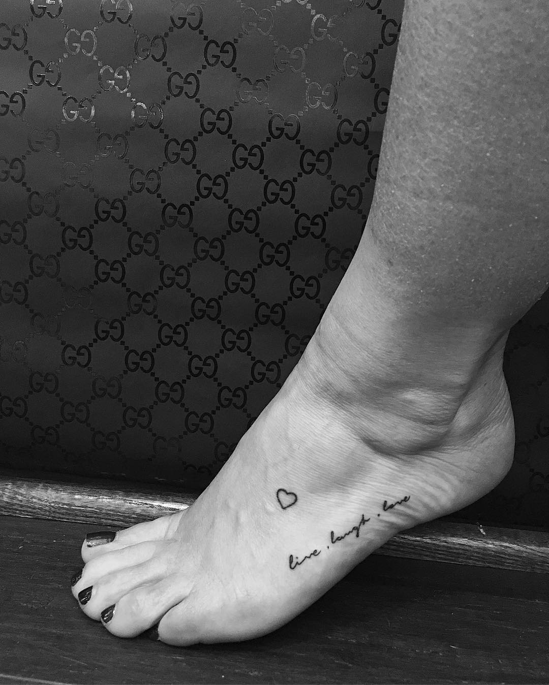 Frase: Live - Laugh - Love - Tatuajes para Mujeres