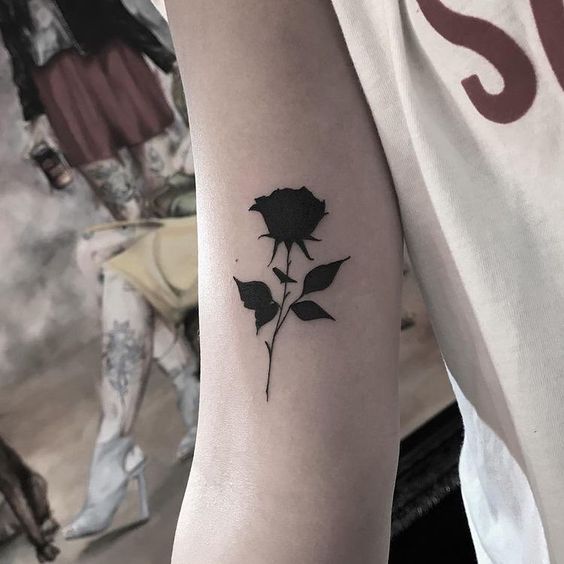 Tatuaje: Rosa Negra - Tatuajes para Mujeres  Brazos tatuados, Tatuajes de tinta  negra, Tatuajes de moda