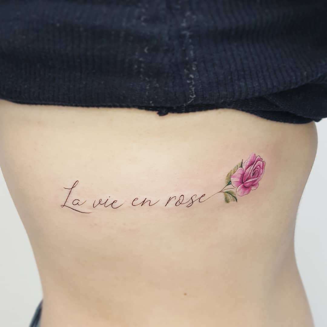 Tatuaje: Frase: La vie en rose por Jacke Michaelsen - Tatuajes para Mujeres