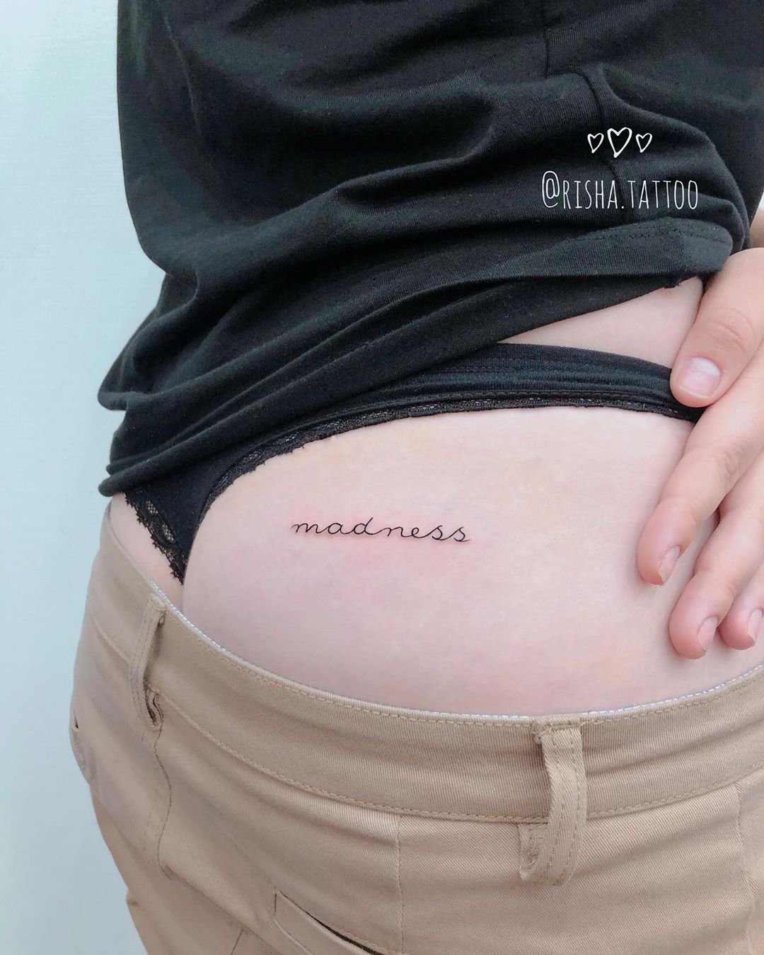 Tatuaje: Frase: madness por Risha Tattoo - Tatuajes para Mujeres