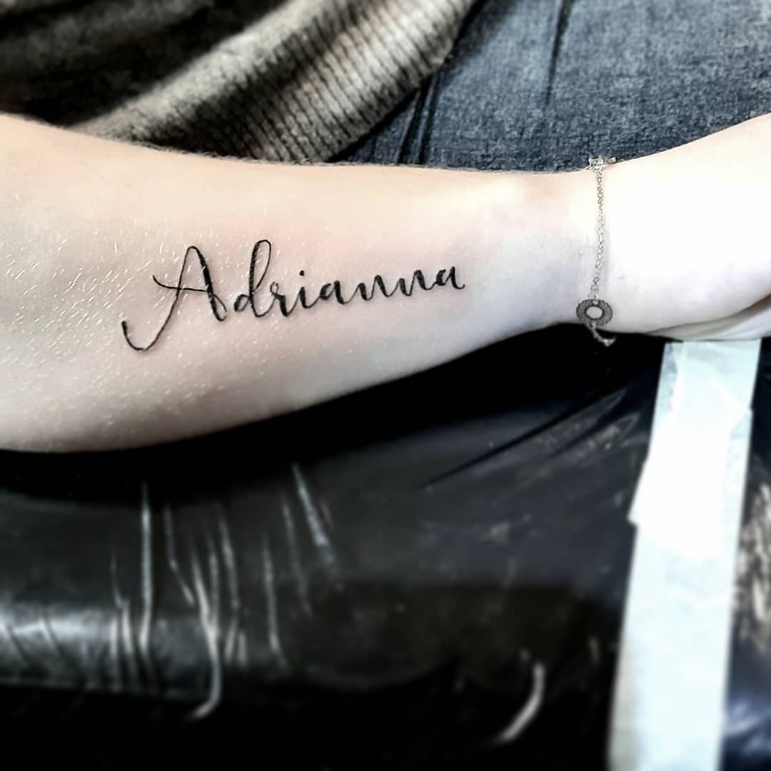 Tatuaje: Nombre: Adrianna por Albert Modzelewski - Tatuajes para Mujeres