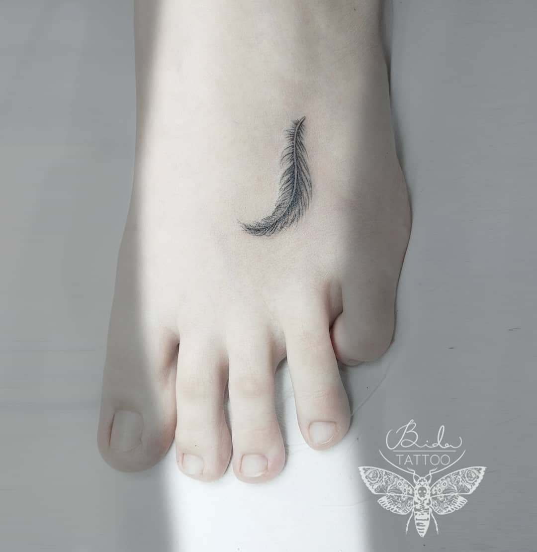 Tatuaje: Pluma por Bida Tattoo Studio - Tatuajes para Mujeres