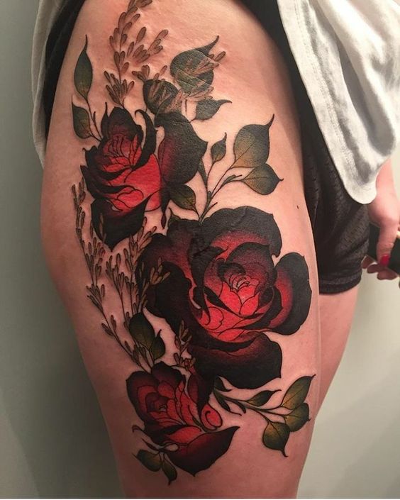 tatuajes de rosas en la parte interna del muslo