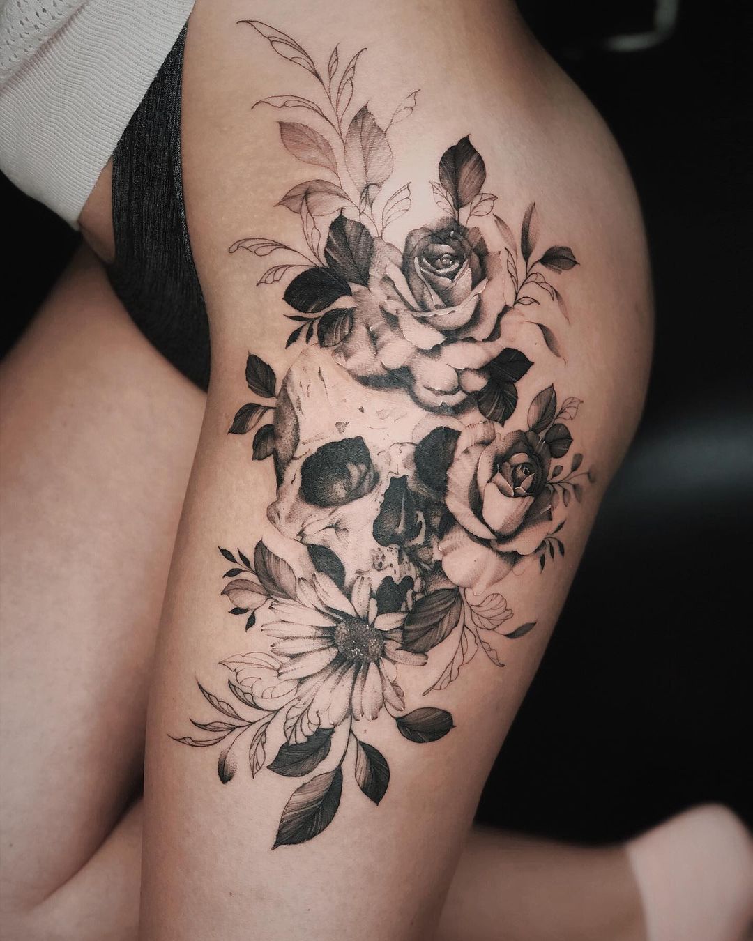 Tatuaje: Calavera y flores rosas negra por Valery Tattoo - Tatuajes para  Mujeres