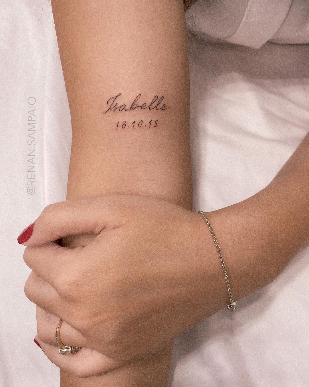 Tatuaje: Nombre: Isabelle y fecha por Renan Sampaio - Tatuajes para Mujeres