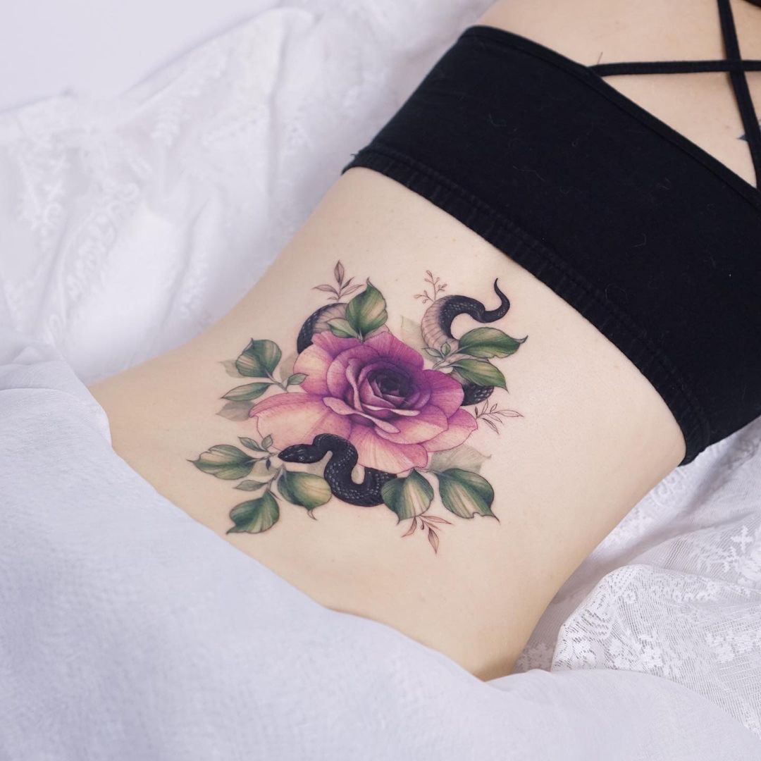 Tatuaje Serpiente Asomada Entre Flor Rosa Por Tattooist Silo Tatuajes Para Mujeres 9963