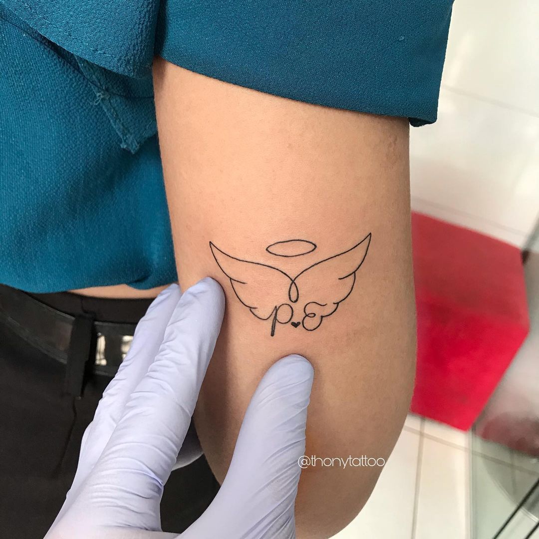 Ángel e iniciales de un ser querido por Thony Tattoo - Tatuajes para