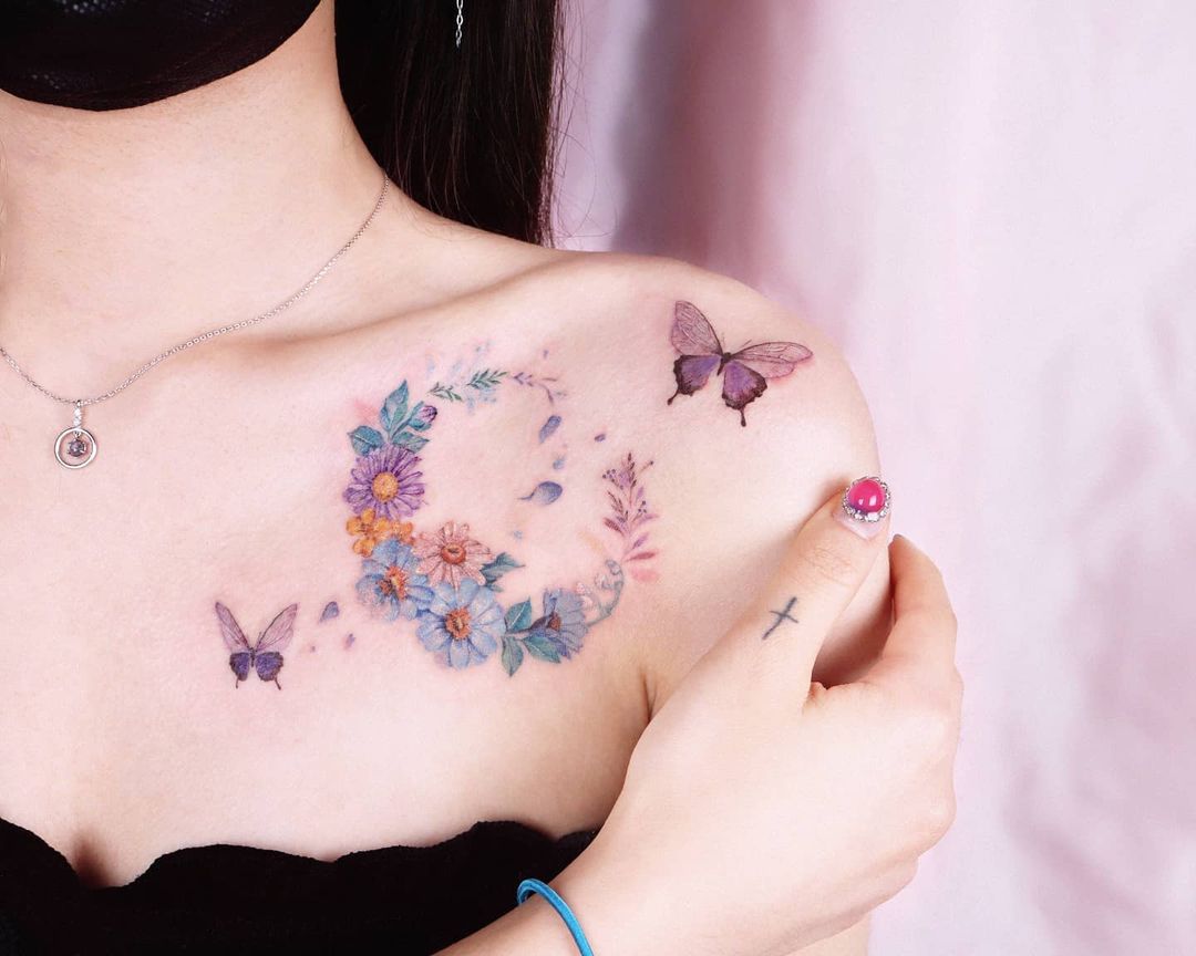 Luna floral y Mariposas por Peria Tattoo - Tatuajes para Mujeres