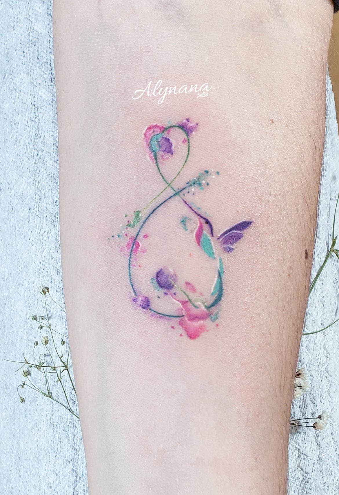 Signo Infinito con Colibrí por Alynana Tattoos